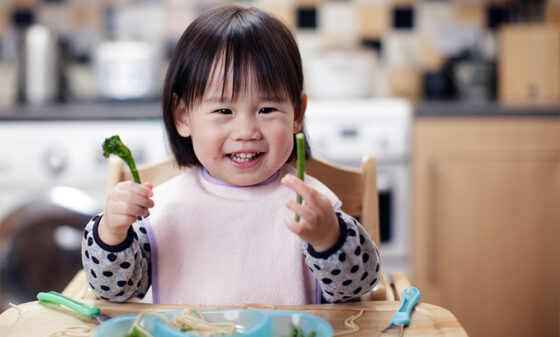 toddler-eating-broccoli-child-iron-needs-aptamil